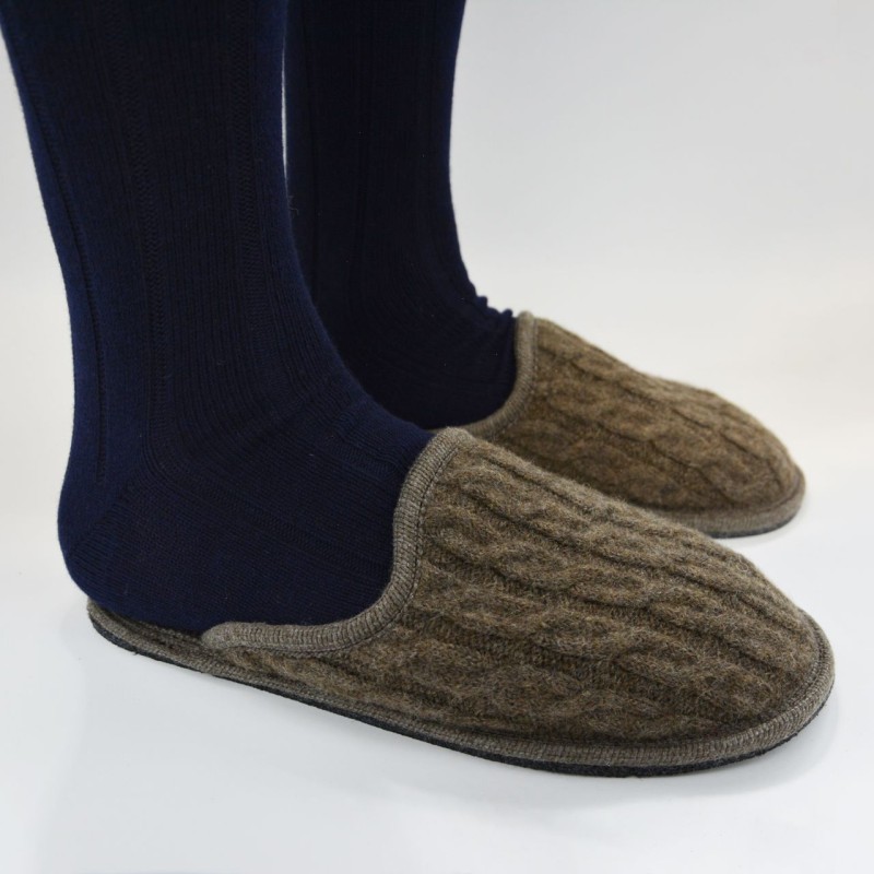 Ciabatta in lana con motivo a treccia...