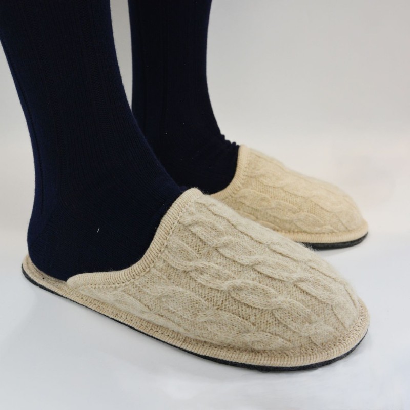 Ciabatta in lana con motivo a treccia...